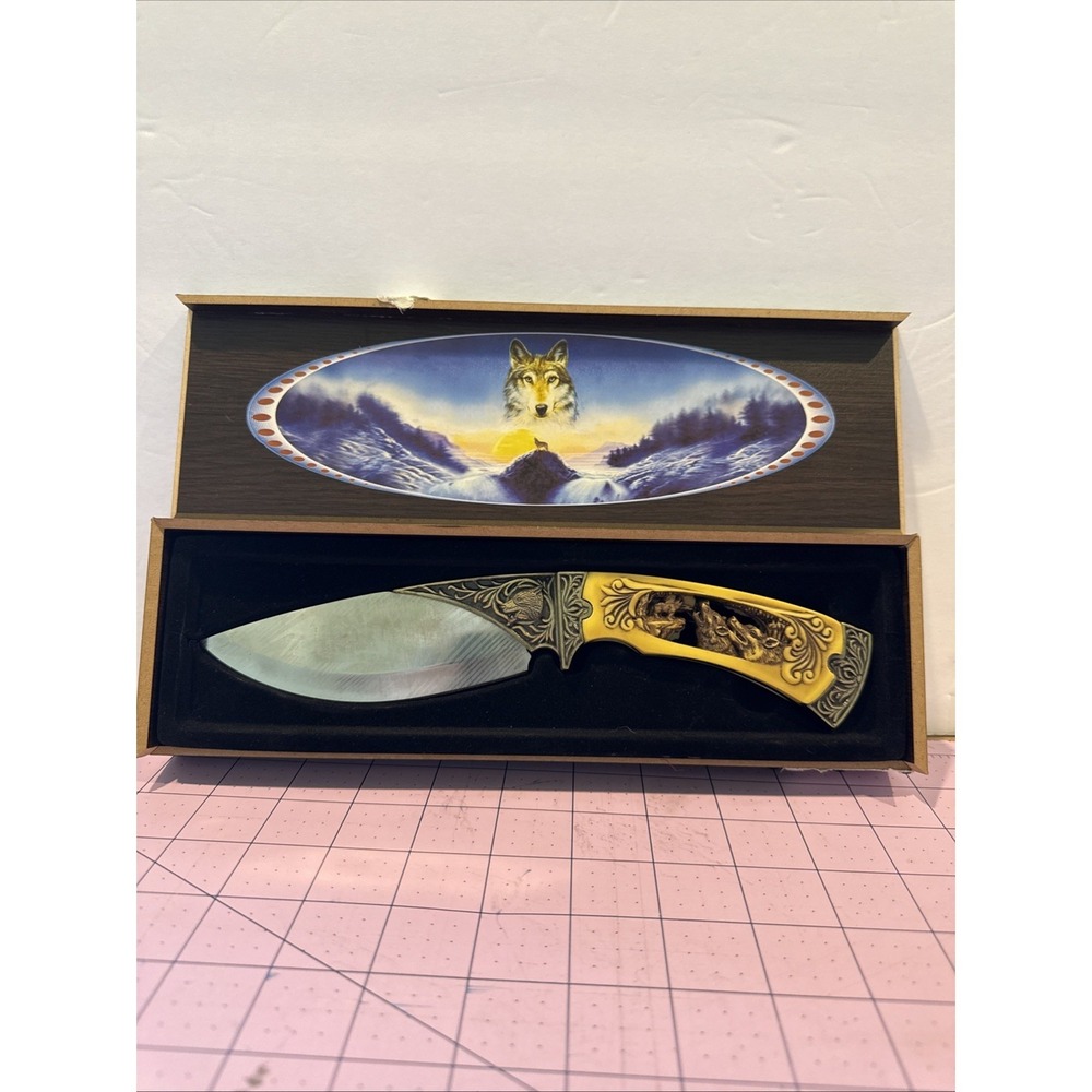 Wolf Carved Handle Collectible Knife In‎ Original Box